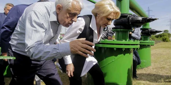 Premierul Viorica Dăncilă dr alături de Petre Daea stg ministrul Agriculturii şi Dezvoltării Rurale şi Marian Oprişan preşedintele Consiliului Judeţean Vrancea participă la punerea în funcţiune a Staţiei de Pompare si Repompare 5 Haret SRP5 din Amena