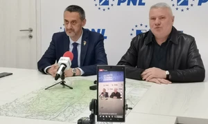 deputatul pnl gigel stirbu (dr ) si primarul slatinei mario de mezzo in conferinta de presa la slatina, 15 mai 2025   foto alina mitran jpg