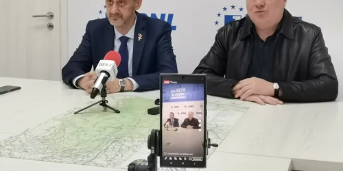 deputatul pnl gigel stirbu (dr ) si primarul slatinei mario de mezzo in conferinta de presa la slatina, 15 mai 2025 foto alina mitran jpg