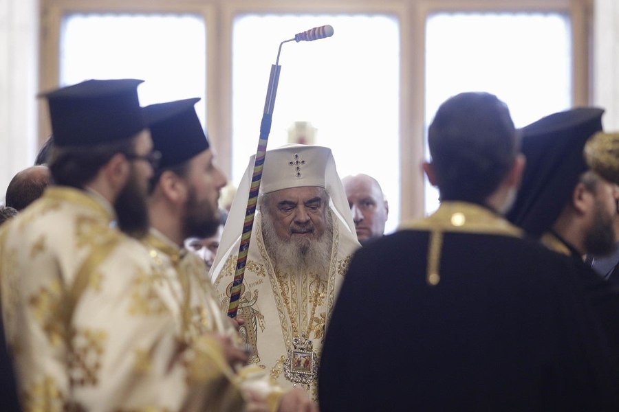 Prima reacție a Patriarhiei în scandalul imaginilor neortodoxe cu preoți. „Pot genera tulburare şi sminteală în rândul credincioşilor”