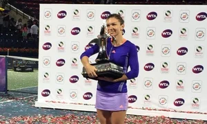 Simona Halep si trofeul cucerit la Dubai jpeg