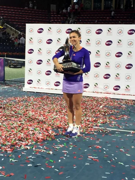 Simona Halep si trofeul cucerit la Dubai