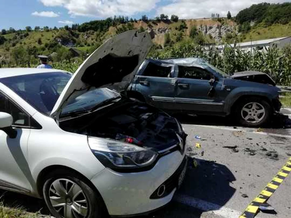 Doi copii şi trei adulţi, respectiv mama şi bunicii vor fi evacuaţi către UPU SMURD Bistriţa