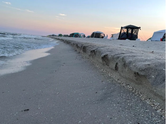 Litoralul românesc, afectat de dune de nisip și gropi ascunse în mare. Ce este „cliffing”, fenomenul apărut după furtună
