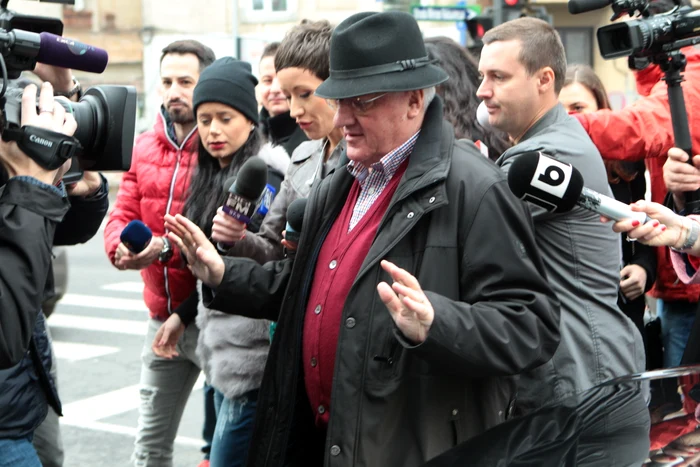 
    Dumitru Dragomir, la intrarea în sediul DIICOT (foto: Eduard Enea/Adevărul)  