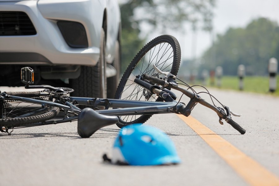 Biciclist lovit cu intenție de un șofer de ride-sharing în București