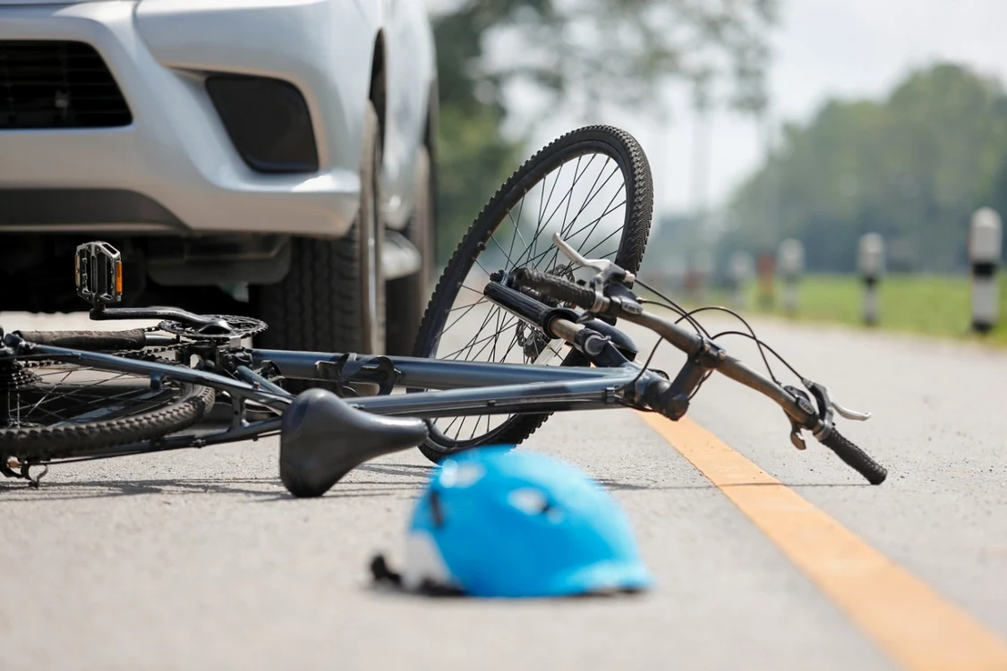 Șoferul l-a acroșat pe biciclist în trafic