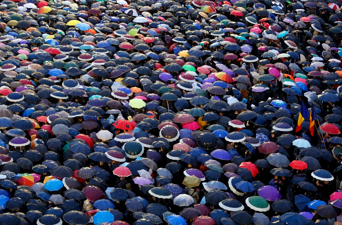 Drapelul României într-o mare de umbrele, în Piaţa San Pietro de la Vatican. (Foto: Reuters)
