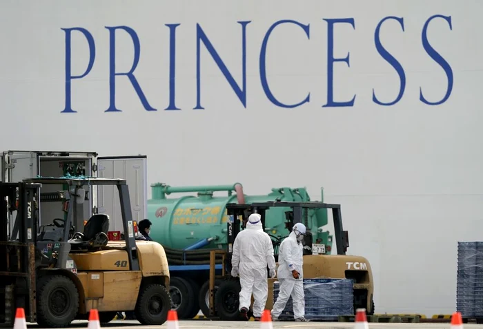 Autoritățile nipone monitorizează 24 de ore din 24 starea de sănătate a tuturor pasagerilor care se află pe cele două vase de croazieră