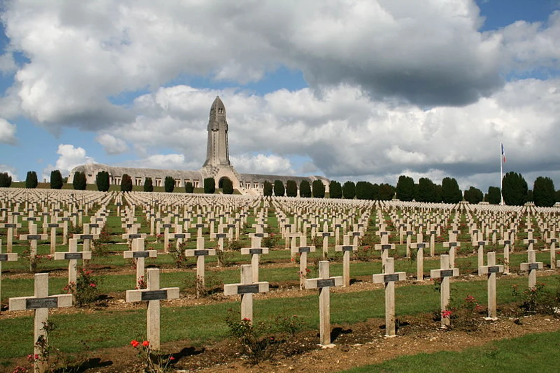 800px 0 Verdun   Cimetiere de Douaumont 1 jpg jpeg