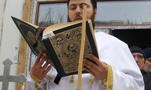Mircea Marian Pintică a fost unul dintre cei patru preoţi care a oficait slujba de înmormântare a Marioarei Zăvoranu  jpeg