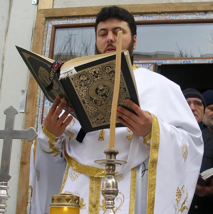 Oana Zăvoranu a fost ascunsă de umbrele la înmormântarea mameiFoto: Alex Muscaliu