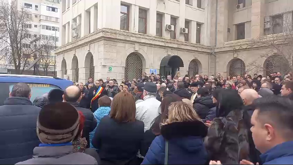 Sicriul cu trupul neînsuflețit al fostului președinte al Consiliului Județean Vrancea, întâmpinat cu aplauze la Focșani VIDEO