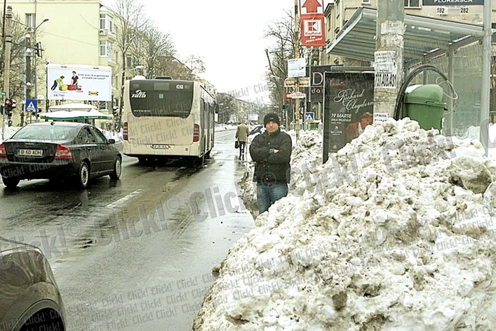 Piaţa Victoriei: De pe crestele munţilor de zăpadă de circa 6 m,  clădirea Guvernului pare  o coşmelie