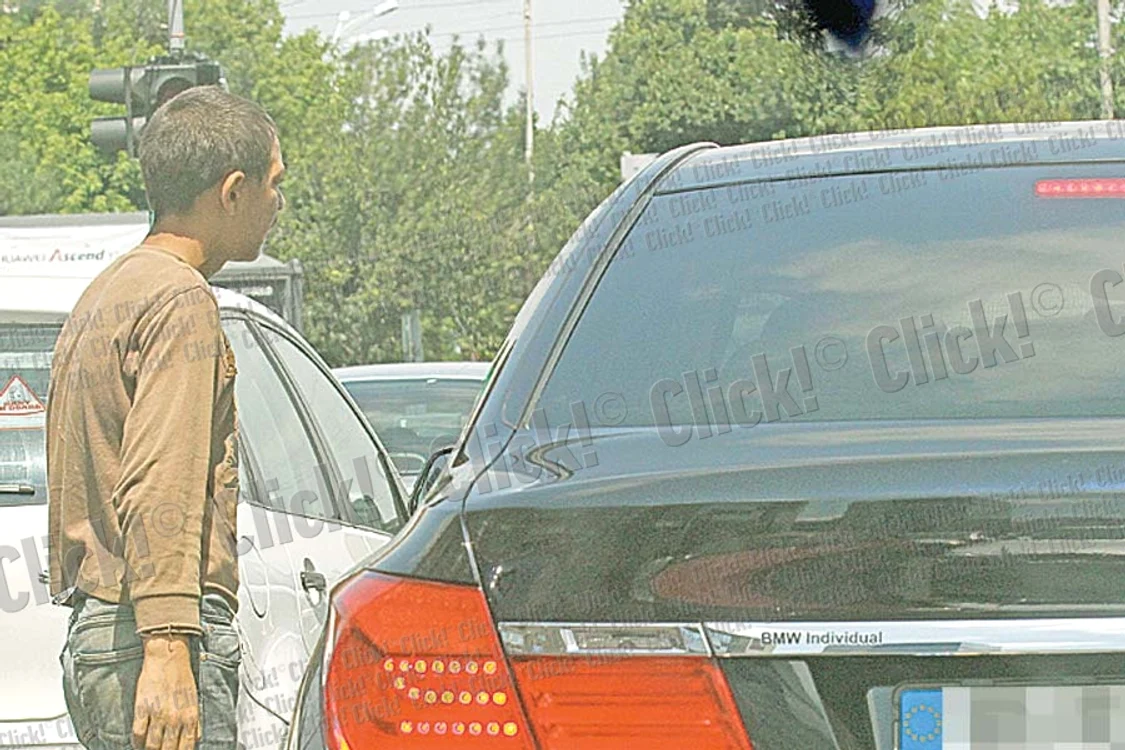 Încă patron la Rapid, omului  de afaceri nu i-a fost milă de un amărât, de care  a fugit în momentul în  care acesta l-a abordat (Foto: Cezar Preda)