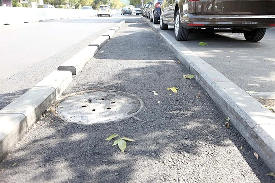 Pista de biciclete din zona Aurel Vlaicu era plină de canale
