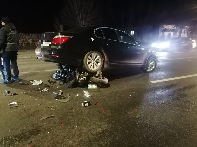 Accident cumplit în Cluj. O motocicletă a fost prinsă sub un autoturism