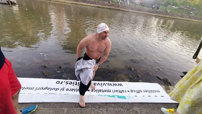 Avram Iancu a înotat 12 ore în Bega FOTO Ş.Both