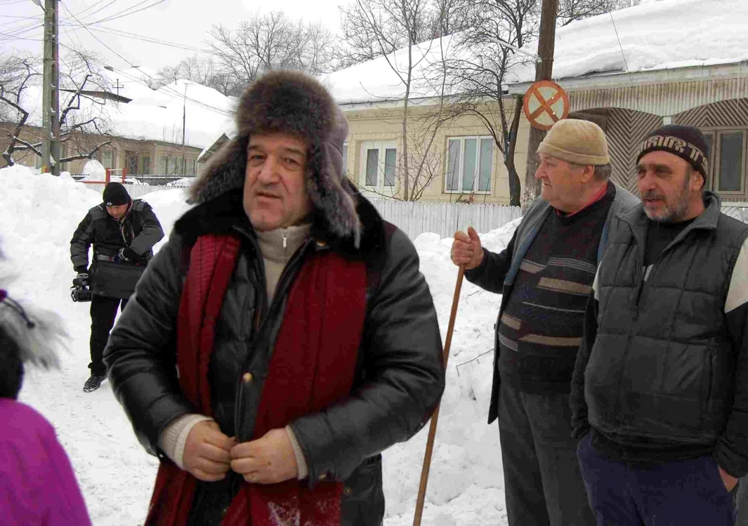 Gigi Becali a venit iarna trecută în Vrancea să deszăpezescă  Foto: Adevărul