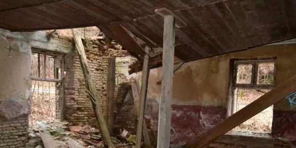 În interiorul hanului este plin de moloz