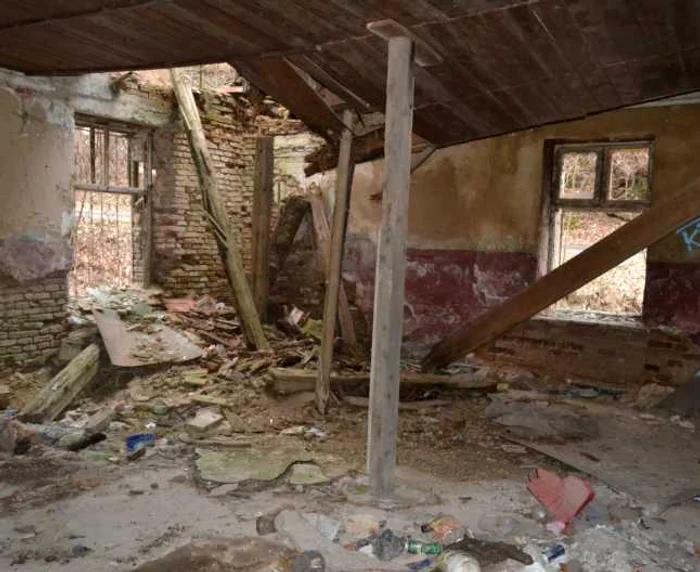 În interiorul hanului este plin de moloz