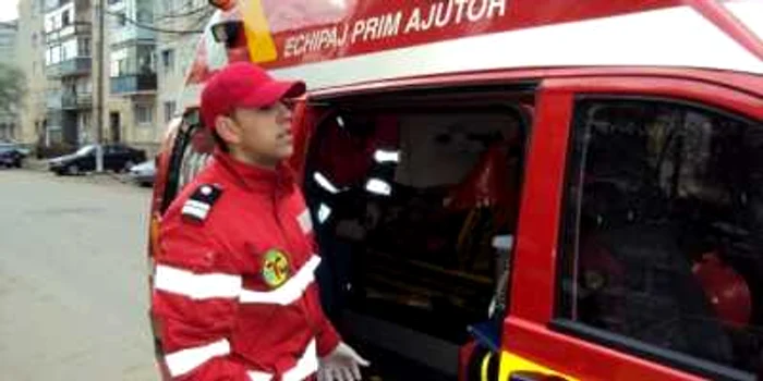 Paramedicii de la SMURD i-au acordat bărbatului primul ajutor