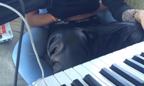 justin bieber yovanna ventura cuddling picture png