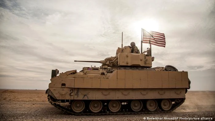 Transportor american Bradley M2 în Siria, decembrie 2021