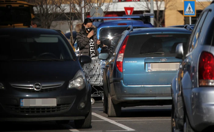 
    Cântăreaţa poartă  pe sub geacă  treningurile din  colecţia proprie   