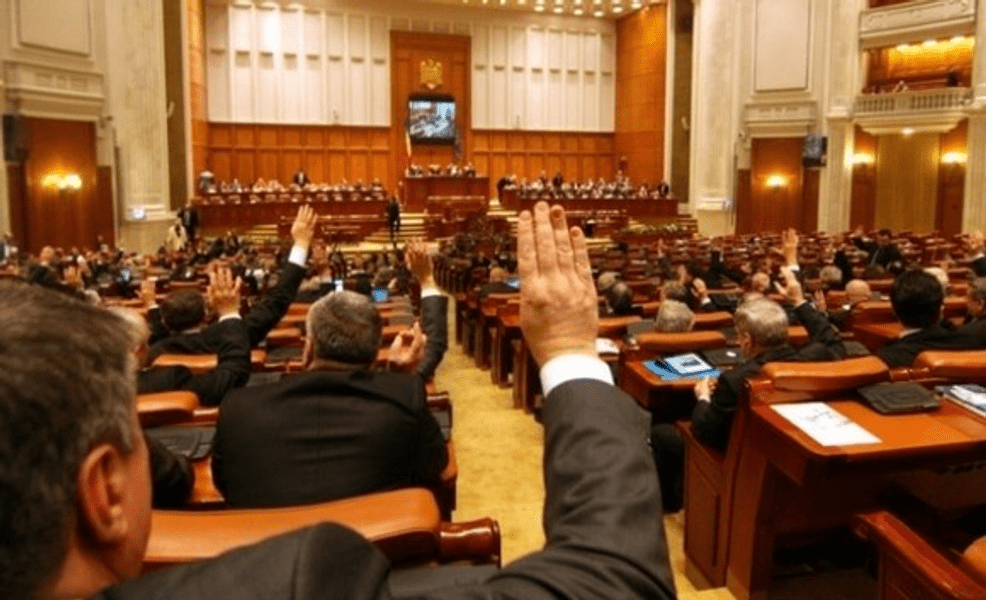 Ce parlamentari beneficiază de pensiile speciale pe care ar trebui să le elimine