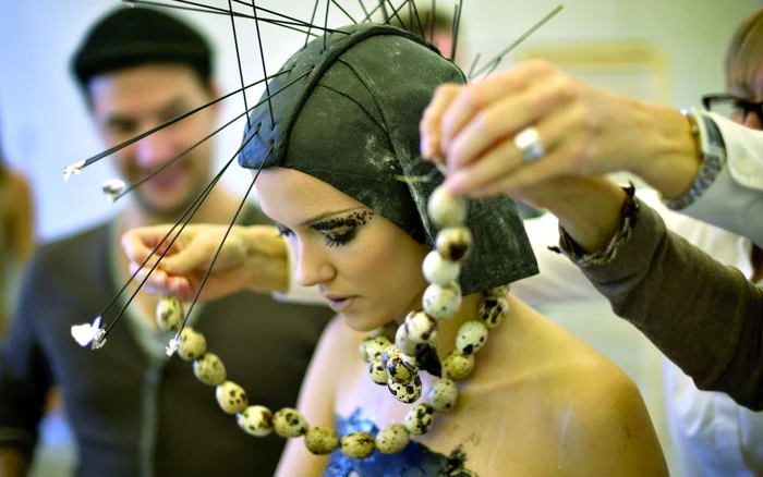 De data aceasta, rochia este creată din ciocolată, iar colierul, din ouă de prepeliţă. Cost 1.100 euro