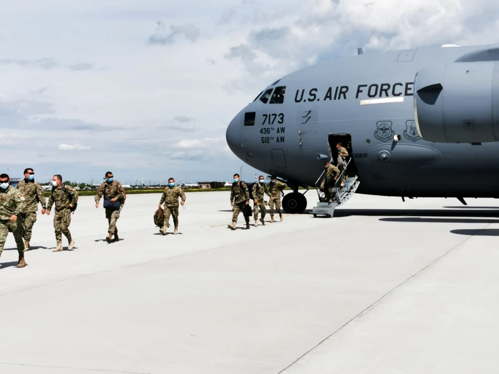 Militarii români s-au întors din Afganistan la bordul unui avion C 17 Globemaster III al partenerului american FOTO: MApN