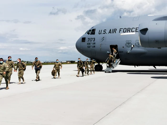 Militarii români s-au întors din Afganistan la bordul unui avion C 17 Globemaster III al partenerului american FOTO: MApN