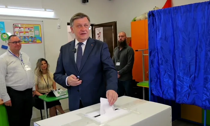 Crin Antonescu la vot. FOTO captura video 