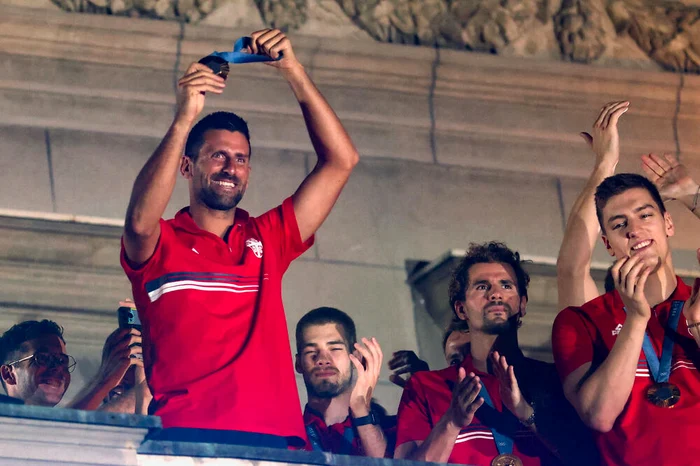 Djokovici prezentând aurul olimpic în fața fanilor. FOTO: Facebook