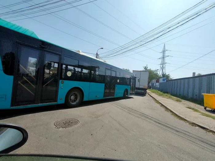 Autobuze deviate pentru a nu bloca circulația FOTO Cornelia Mazilu