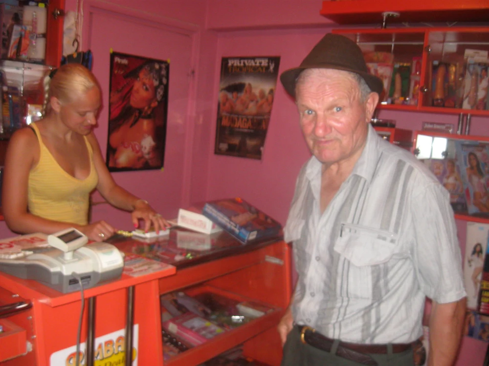 
    Dumitru Pop este de doi ani clientul unui sex-shop din Baia Mare  