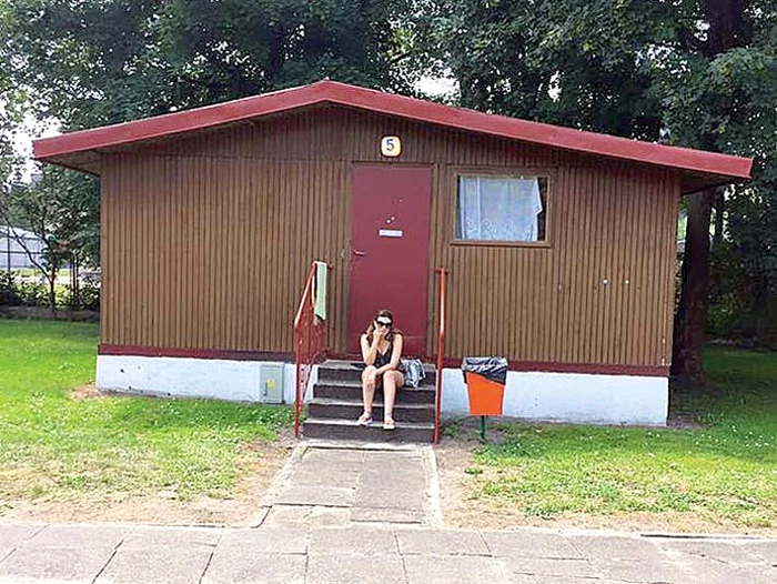 În această căsuţă a locuit cu alte patru persoane