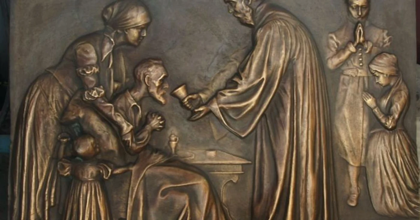 Preotul Honterus în timp ce împărtăşeşte un bolnav, foto: Biserica Neagră