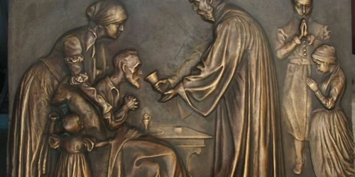 Preotul Honterus în timp ce împărtăşeşte un bolnav, foto: Biserica Neagră