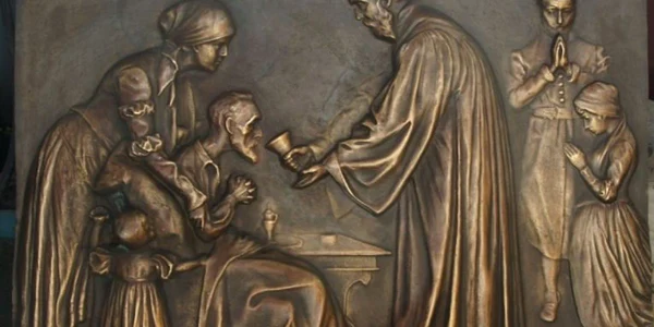 Preotul Honterus în timp ce împărtăşeşte un bolnav, foto: Biserica Neagră