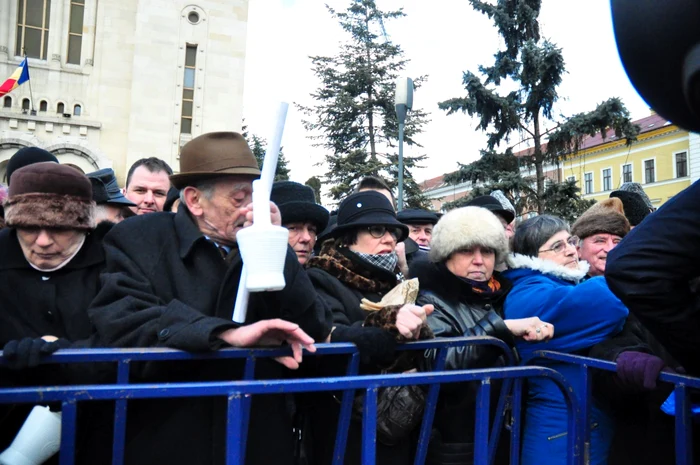Clujenii s-au înghesuit la apă sfinţită.