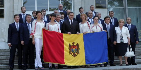 Sportivii moldoveni din lotul olimpic au primit steagul Republicii Moldova