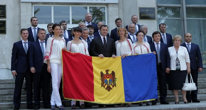 Sportivii moldoveni din lotul olimpic au primit steagul Republicii Moldova