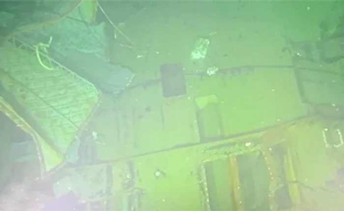 
    Salvatorii încearcă să îi recupereze pe oamenii aflaţi la 100 de metri adâncimeFoto: EPA-EFE  