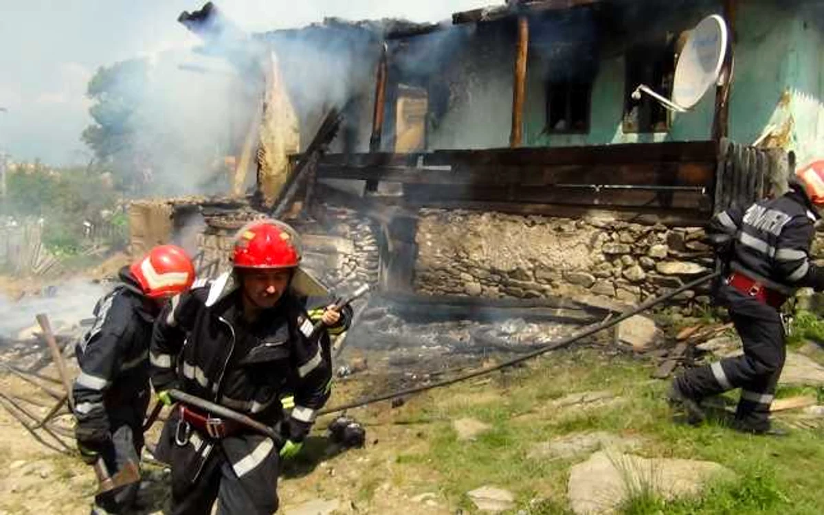 Trei case au ars in localitatea valceana Perisani de la un scurt circuit