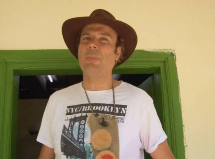 
    Dan Helciug acuză dureri de rinichi, iar colegii de la "Ferma Vedetelor" l-au cam luat peste piciorfoto: captură Pro Tv  