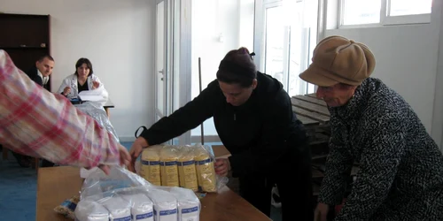 Peste 5.000 de beneficiari din municipiul Botoşani şi-au luat deja ajutoarele de la UE