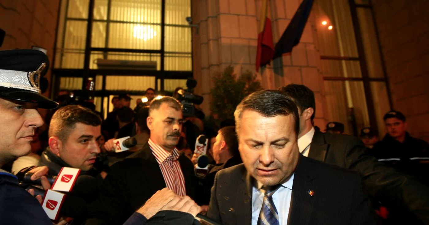 Ieşirea ministrului de Finanţe a creat busculadă Foto: Petrică Tănase