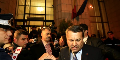 Ieşirea ministrului de Finanţe a creat busculadă Foto: Petrică Tănase